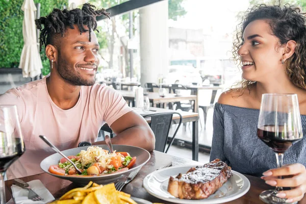 Coppia che ha un appuntamento in un ristorante. — Foto Stock