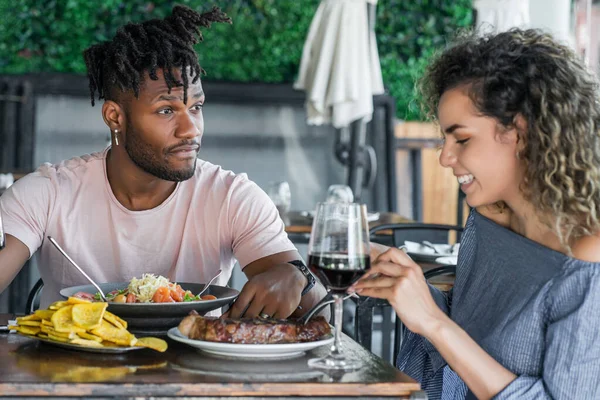 Giovane coppia che pranza insieme in un ristorante. — Foto Stock