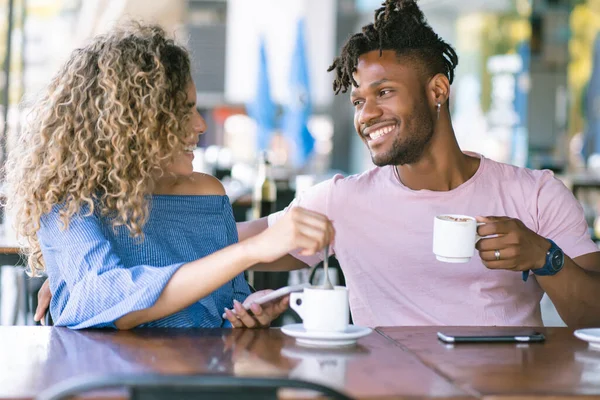 Jeune couple buvant du café dans un café. — Photo