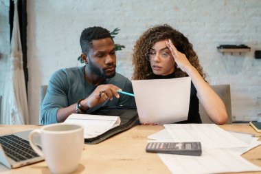 Genç çift aylık bütçeyi birlikte planlıyorlar..