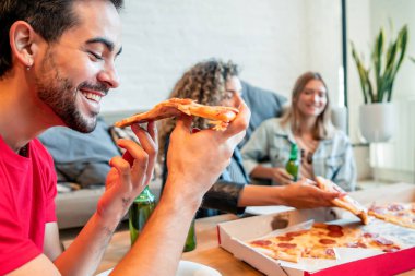Birlikte pizza yiyip bira içen arkadaşlar..