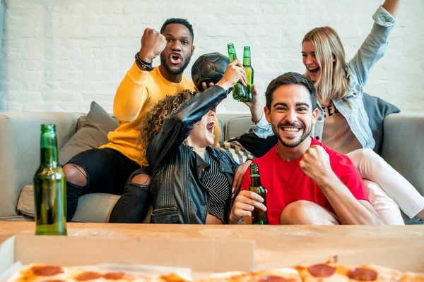 Amigos se divertindo enquanto assistem um jogo juntos. — Fotografia de Stock