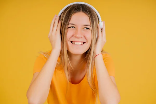 Jonge vrouw die muziek luistert met hoofdtelefoon. — Stockfoto