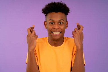 Afro genç adam şans diliyor..