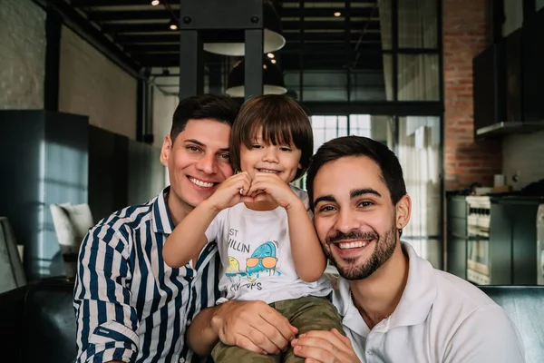 Felice coppia gay con il loro figlio. Foto Stock Royalty Free