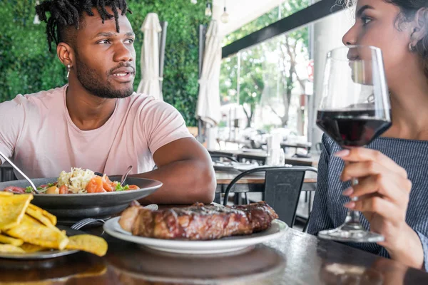 Coppia che ha un appuntamento in un ristorante. — Foto Stock