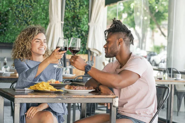 Coppia che ha un appuntamento in un ristorante. — Foto Stock