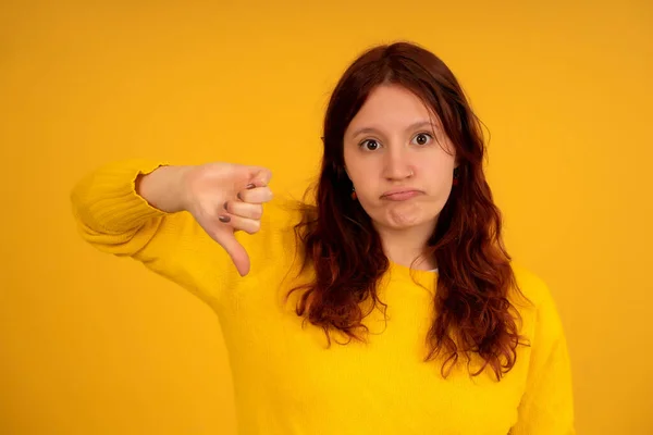 Jonge vrouw tonen duimen naar beneden. — Stockfoto