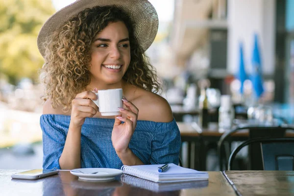 Frau trinkt eine Tasse Kaffee in einem Café. — Stockfoto