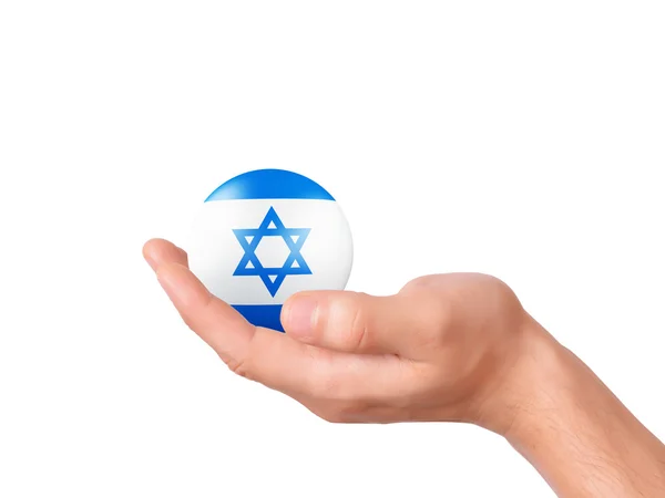 Mão segurar ícone bandeira israel no terreno de panificação branco — Fotografia de Stock