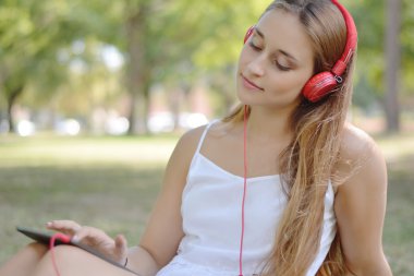 Tablet pc ve kulaklık ile güzel kadın.