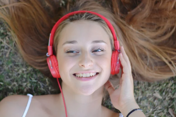 Mulher bonita com fones de ouvido ao ar livre . — Fotografia de Stock