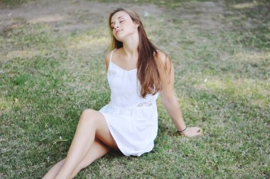 Çim açık havada rahat kadın.