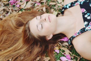 Çim açık havada rahat kadın.