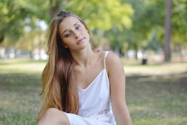 Young attractive woman enjoying nature in park. — Stock Photo, Image