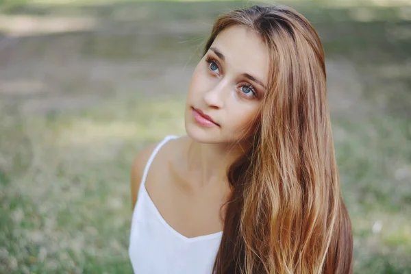 Jonge aantrekkelijke vrouw genieten van natuur in park. — Stockfoto