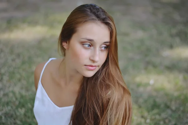 Young attractive woman enjoying nature in park. — Stock Photo, Image