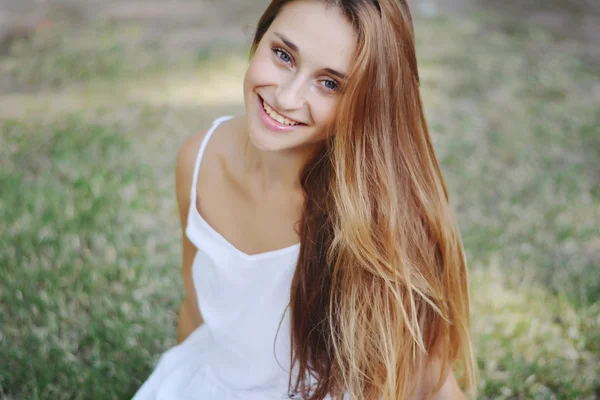 Jovem mulher atraente desfrutando da natureza no parque . — Fotografia de Stock