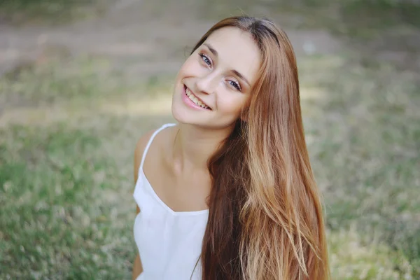 Jonge aantrekkelijke vrouw genieten van natuur in park. — Stockfoto