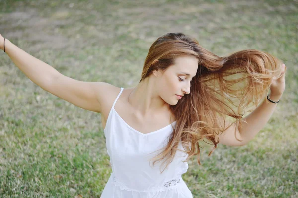 Ontspannen vrouw op het gras buiten. — Stockfoto