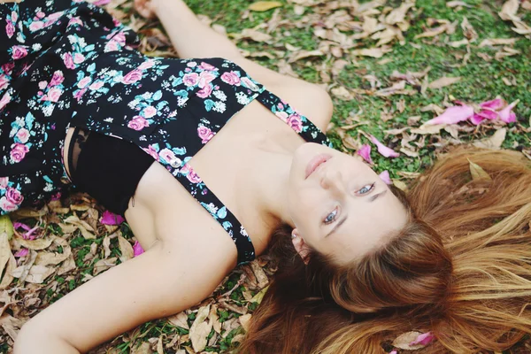 Jonge aantrekkelijke vrouw genieten van natuur in park. — Stockfoto