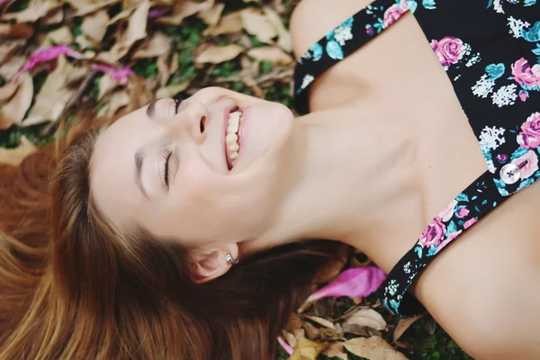 Mulher feliz relaxando na grama Ao ar livre . — Fotografia de Stock