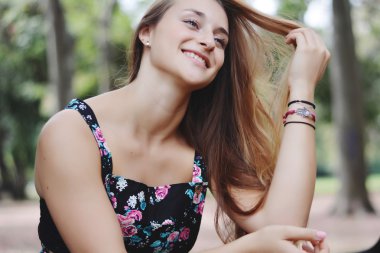 güzel genç kız açık havada portresi.