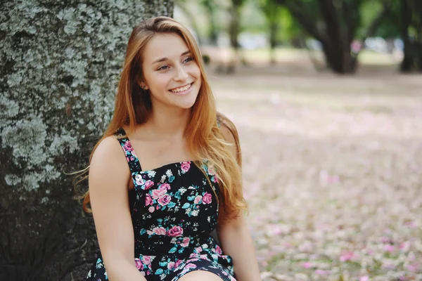 Beautiful smiling girl outdoors — Stock Photo, Image