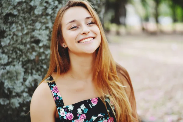 Beautiful smiling girl outdoors — Stock Photo, Image