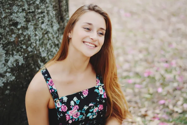 Vacker leende flicka utomhus — Stockfoto