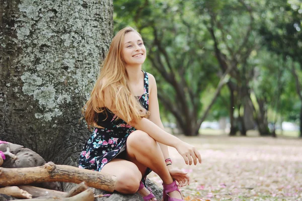 Hermosa chica sonriente al aire libre — Foto de Stock