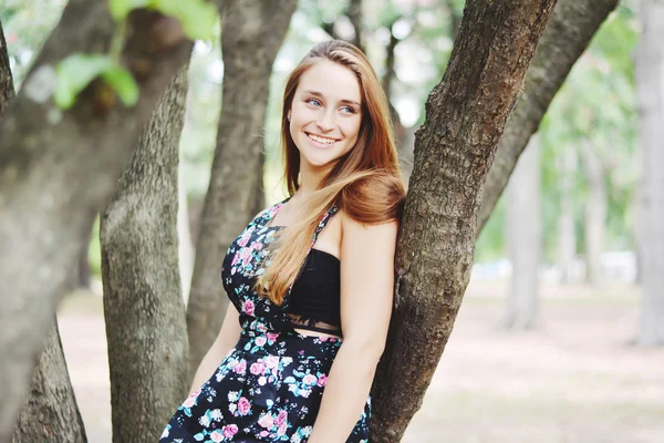 Menina sorridente bonita ao ar livre — Fotografia de Stock