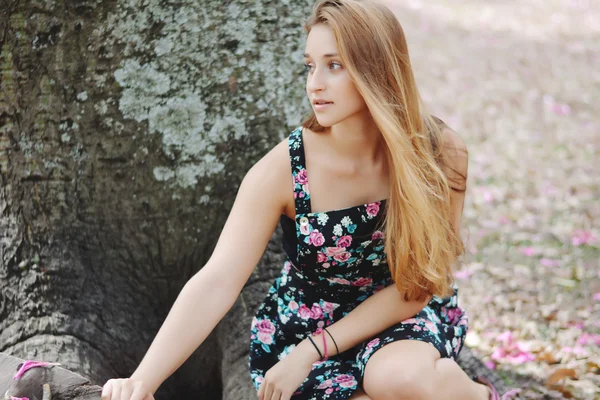 Portrait of a beautiful girl outdoors — Stock Photo, Image