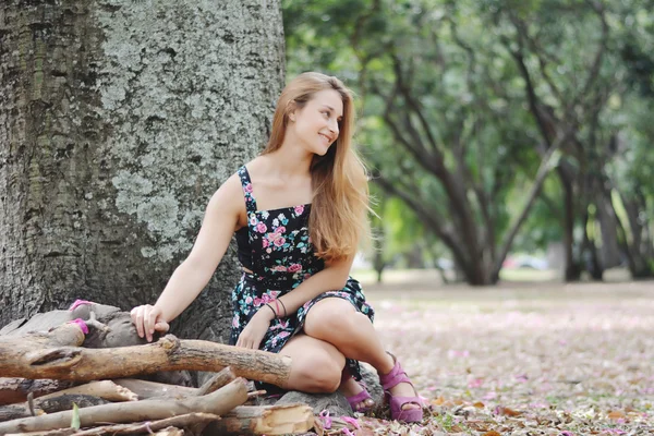 Portret van een mooi meisje buiten — Stockfoto