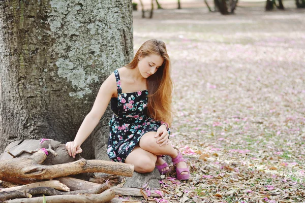 Porträt eines schönen Mädchens im Freien — Stockfoto