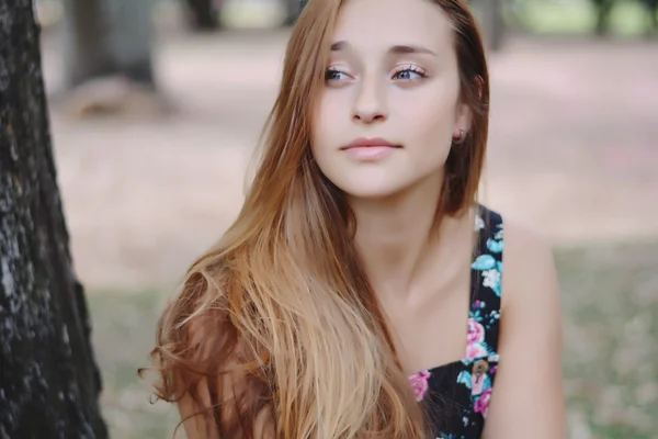 Portrait of a beautiful girl outdoors — Stock Photo, Image