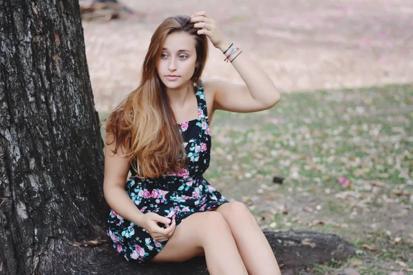 Portrait of a beautiful girl outdoors — Stock Photo, Image