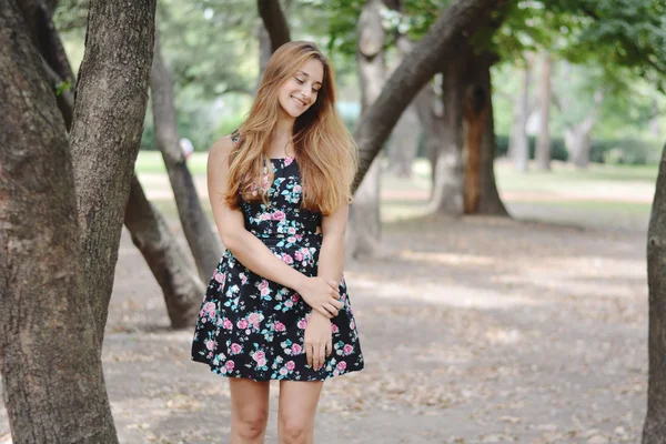 Retrato de una hermosa chica al aire libre — Foto de Stock