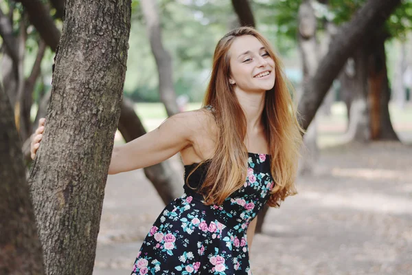 Menina sorridente bonita ao ar livre — Fotografia de Stock