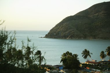 Bulutlu bir günde deniz manzara.