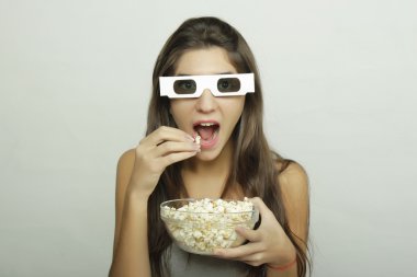 Genç kadın bir film izlerken. Sinema kavramı