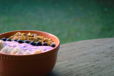 Kase müsli yeşil bir tablo.