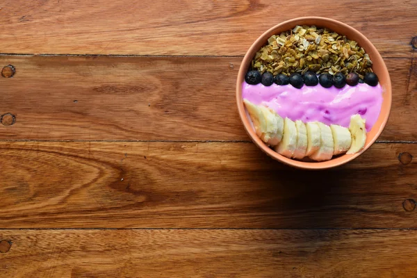 Schüssel Müsli auf einem Holztisch. — Stockfoto