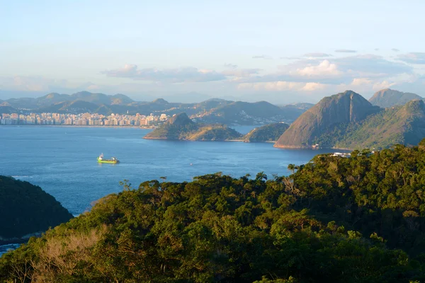 Hermoso paisaje urbano en un día soleado . — Foto de Stock