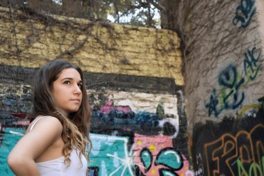 Genç Latin asıllı kadın.