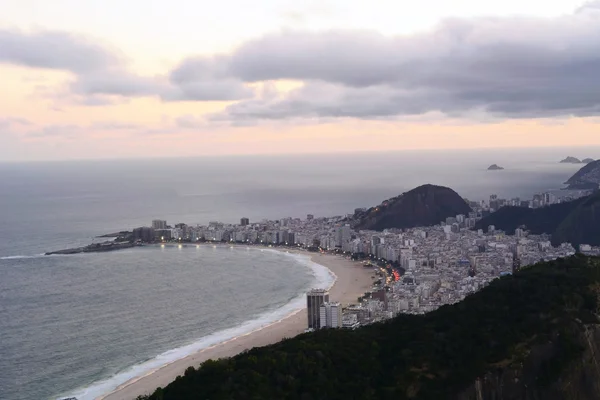 Rio de Janeiro pohled v noci. — Stock fotografie