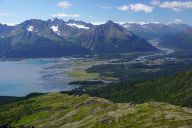 Alaska 'daki dağların güzel manzarası