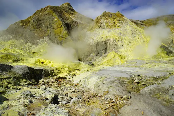 白い島はニュージーランドの海で活発な火山です — ストック写真