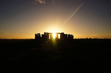 Günbatımında gizemli bir anıt