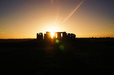 Günbatımında gizemli bir anıt